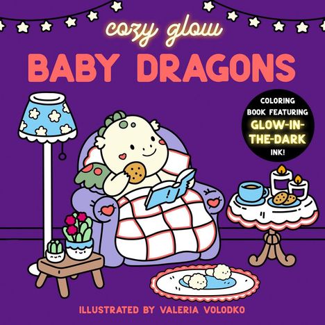 "Cozy glow BABY DRAGONS" glühende Illustration: Ein Drache liest, isst Kekse, umgeben von Pflanzen, Kerzen und einem Lampenschirm.