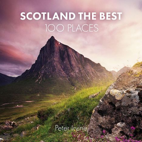 Oben steht "SCOTLAND THE BEST 100 PLACES". Unten "Peter Irvine". Ein dramatischer Berg in Schottland bei Sonnenuntergang.