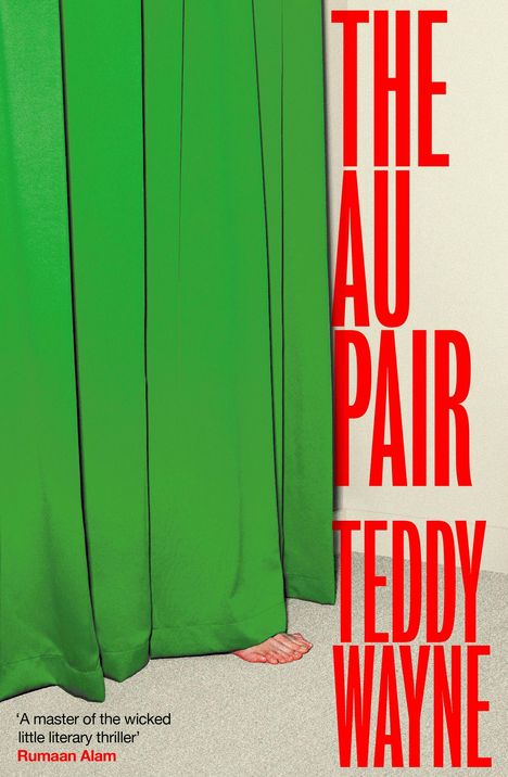 „THE AU PAIR TEDDY WAYNE“ in Rot. Grüner Vorhang mit hervorstehendem Fuß. Zitat von Rumaan Alam unten links.