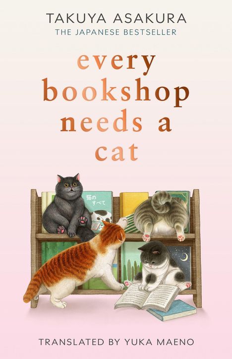 Katzen auf einem Bücherregal, eine liest, andere sitzen oder liegen, umgeben von Büchern.