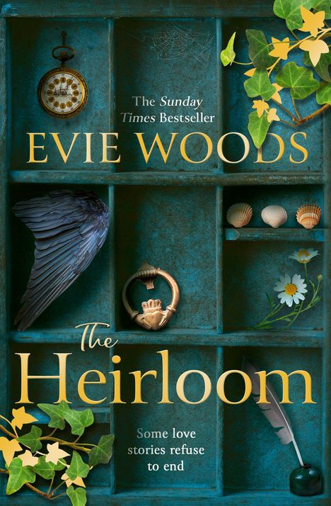 Text: The Sunday Times Bestseller. Evie Woods. The Heirloom. Some love stories refuse to end. Collage aus antiken Objekten.