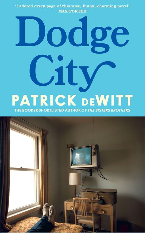 "Dodge City" in großen blauen Buchstaben, darunter "Patrick deWitt". Ein vintage Zimmer mit TV und Füßen auf dem Bett.