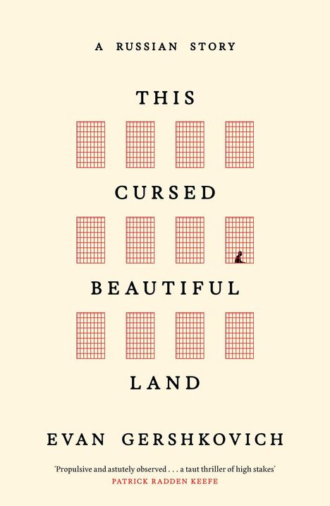 "A RUSSIAN STORY" oben, Titel: "THIS CURSED BEAUTIFUL LAND", Autor: "EVAN GERSHKOVICH", darunter eine Reihe kleiner roter Gitter.