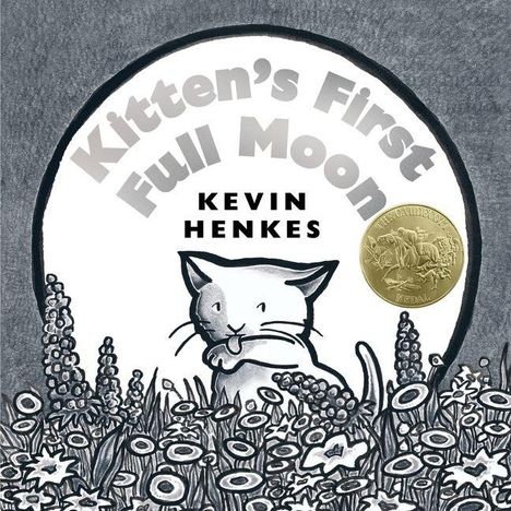 Text: "Kitten's First Full Moon", "Kevin Henkes". Illustration: Ein Kätzchen vor einer großen weißen Scheibe, umgeben von Blumen.