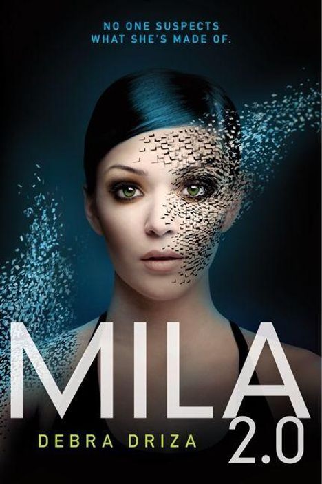 „No one suspects what she's made of. MILA 2.0 Debra Driza“. Frauengesicht, das sich digital in Puzzleteile auflöst.