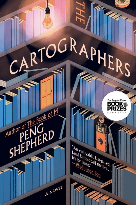 "The Cartographers, Peng Shepherd. Bücherregale, Glühbirne, Kompass und altmodische Tankstelle in stilisierten Regalen."