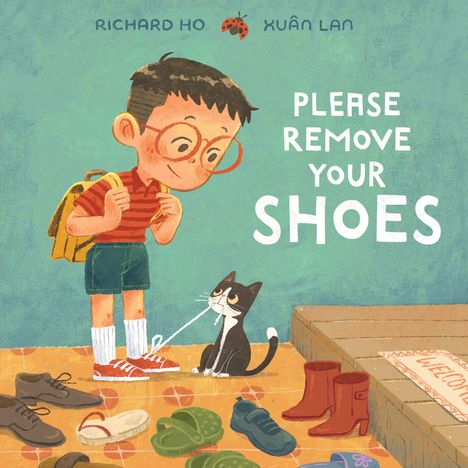 "Please Remove Your Shoes" steht auf einer Illustration. Ein Junge mit Rucksack schaut auf eine Katze, die seine Schnürsenkel zieht. Viele Schuhe liegen herum.