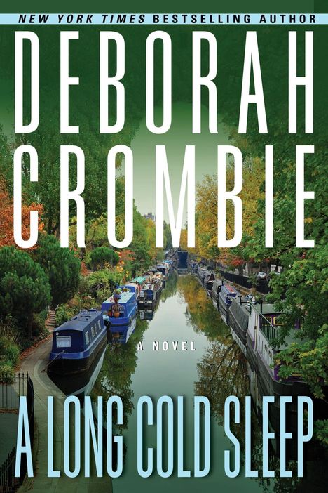 Text: "Deborah Crombie, A Long Cold Sleep, A Novel". Szenenbild: Kanal mit Booten, Bäume entlang der Ufer.