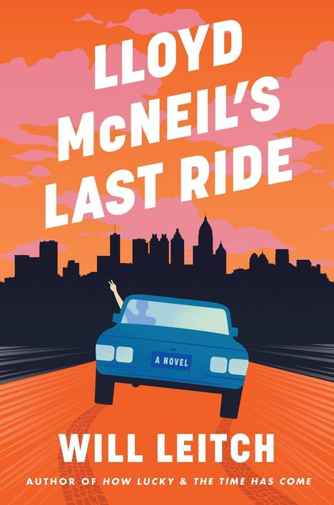 Text: "LLOYD MCNEIL'S LAST RIDE", "WILL LEITCH", "A NOVEL". Illustration eines blauen Autos vor einer Skyline bei Sonnenuntergang.