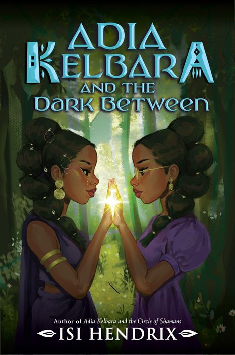 „Adia Kelbara and the Dark Between“ von Isi Hendrix. Zwei Frauen berühren sich mit leuchtenden Händen im Wald.