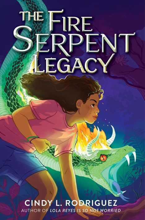 "The Fire Serpent Legacy" von Cindy L. Rodriguez. Mädchen rennt neben ein feuerspeiendes, grünes Schlangenwesen.