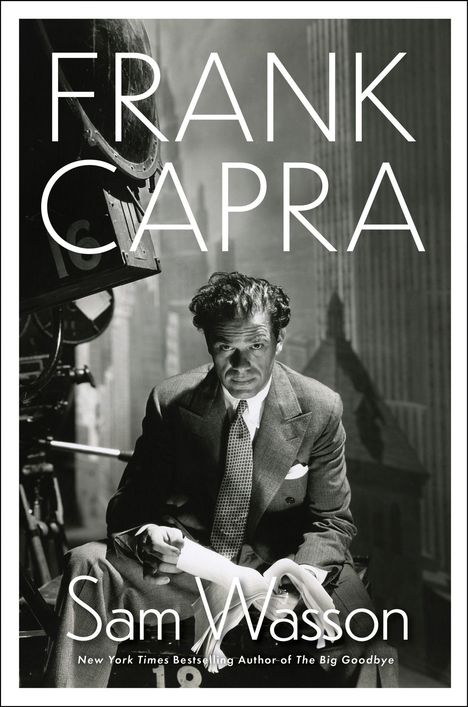 Text: "FRANK CAPRA" oben, "Sam Wasson" unten. Schwarz-weiß Foto eines Mannes in Anzug, hält Papiere, mit Filmkamera im Hintergrund.