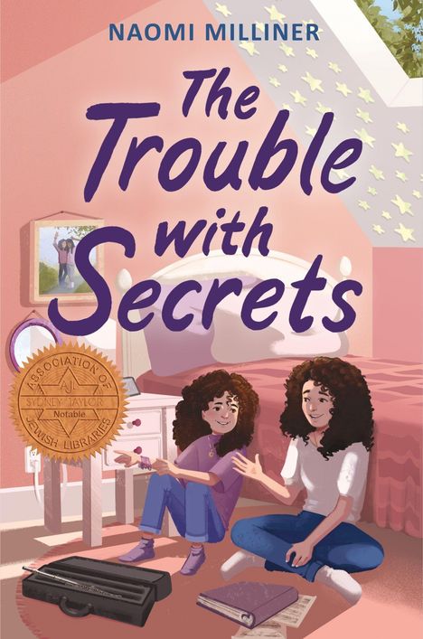 Texte: "NAOMI MILLINER", "The Trouble with Secrets", "ASSOCIATION OF JEWISH LIBRARIES". Zwei Mädchen sitzen in einem Zimmer.