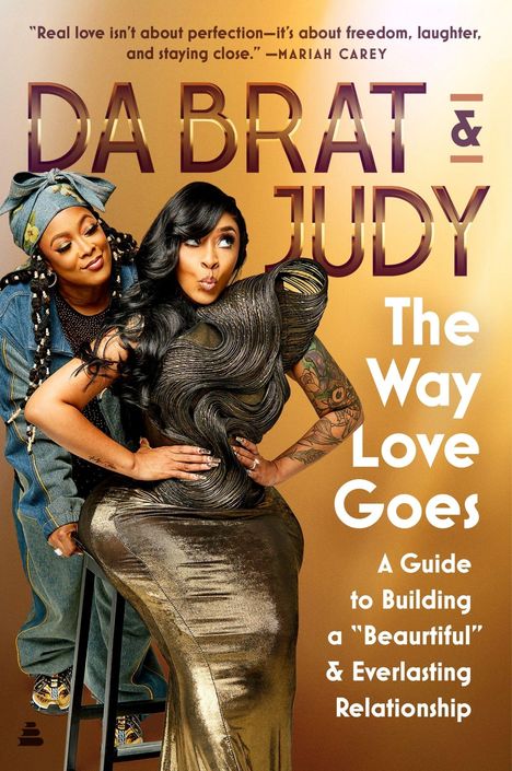 „DA BRAT & JUDY The Way Love Goes“ Leitfaden für eine schöne und ewige Beziehung. Zwei Frauen, eine im Kleid, eine im lässigen Outfit.