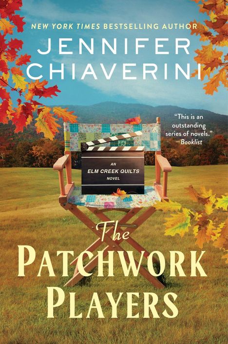 Buchtitel: "The Patchwork Players" von Jennifer Chiaverini. Herbstlaub, Regiestuhl auf einer Wiese, Berge im Hintergrund.