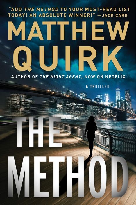 Text: MATTHEW QUIRK, THE METHOD, A THRILLER. Autor von THE NIGHT AGENT, jetzt auf Netflix. Hintergrund: Stadt bei Nacht, Person läuft.