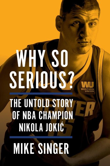 Texts: "WHY SO SERIOUS? THE UNTOLD STORY OF NBA CHAMPION NIKOLA JOKIĆ. MIKE SINGER." Sportler in Trikot vor orangenem Hintergrund.