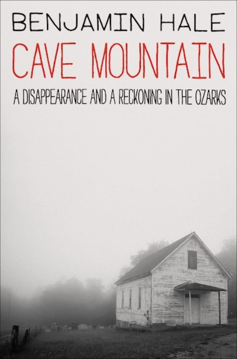 "BENJAMIN HALE CAVE MOUNTAIN A DISAPPEARANCE AND A RECKONING IN THE OZARKS". Schwarz-weißes Haus im Nebel.