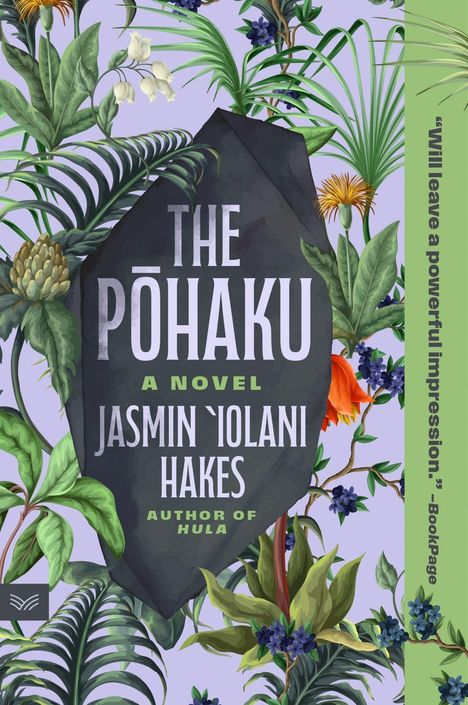"The Pohaku" von Jasmin Iolani Hakes. Tropische Pflanzen und Blumen umgeben ein schwarzes, steinähnliches Objekt.