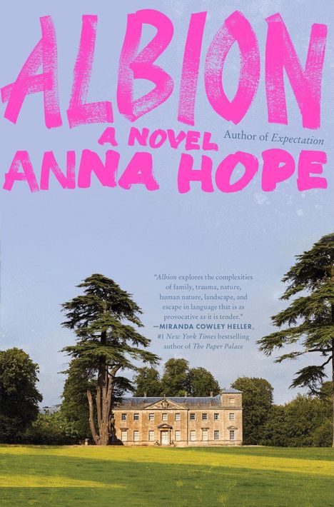 "ALBION A NOVEL ANNA HOPE" in pink. Zitat über Familien und Natur. Herrenhaus vor blauem Himmel und Bäumen.