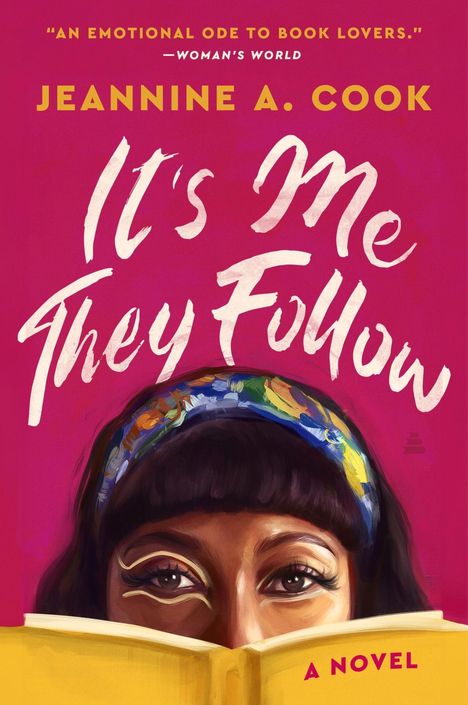 „AN EMOTIONAL ODE TO BOOK LOVERS.“ – Zitat von Woman's World. Titel: "It’s Me They Follow" von Jeannine A. Cook. Porträt einer Frau, die ein Buch hält.
