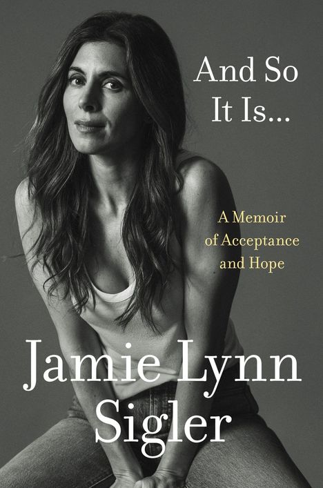 "And So It Is... A Memoir of Acceptance and Hope Jamie Lynn Sigler" zeigt eine Frau in einem weißen Top und Jeans.