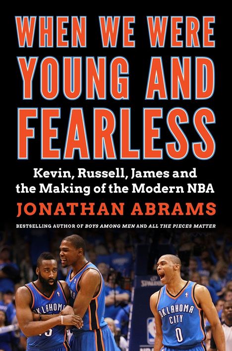 "When We Were Young and Fearless" ist groß zu sehen. Darunter stehen drei Basketballspieler in blau-orangenen Trikots.