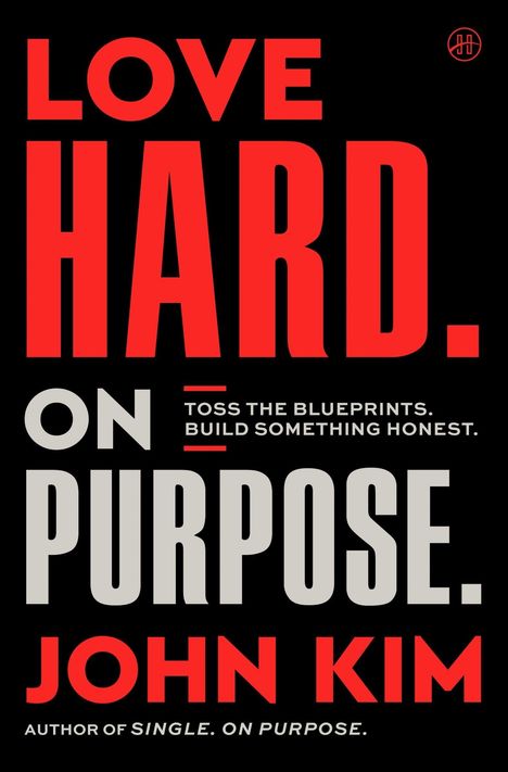 „LOVE HARD. ON PURPOSE. Toss the blueprints. Build something real.“ Autor: John Kim. Schwarzer Hintergrund.