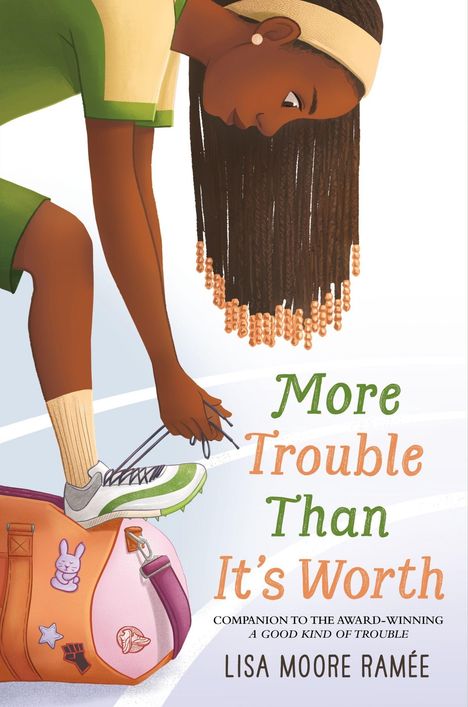 Text: "More Trouble Than It's Worth," "Companion to the award-winning A Good Kind of Trouble," "Lisa Moore Ramée." Illustration einer Person, die sich bückt, um einen Schnürsenkel zu binden, neben einer Sporttasche.