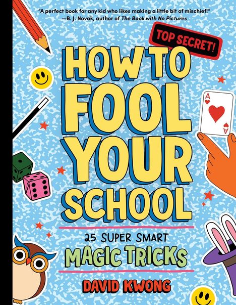 Text im Bild: "HOW TO FOOL YOUR SCHOOL - 25 Super Smart Magic Tricks - David Kwong." Verspielte Illustrationen, Würfel und Karten.