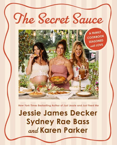 "The Secret Sauce: A Family Cookbook Seasoned with Love" von Jessie James Decker, Sydney Rae Bass und Karen Parker. Drei Frauen mit Essen.