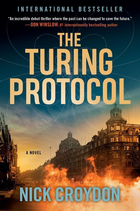 "THE TURING PROTOCOL" und "NICK CROYDON" sind groß. Stadt im Hintergrund, Flammen im Vordergrund, düsterer Himmel.