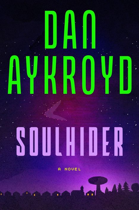 Text: "Dan Aykroyd, Soulhider, A Novel." Darunter eine nächtliche Silhouette einer Stadt mit Bäumen und einem Wasserturm.