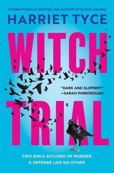 Text: "Harriet Tyce - Witch Trial - 'Dark and Slippery' - Sarah Pinborough. Two girls accused of murder. A defense like no other." Große rote Schrift auf blauem Hintergrund mit fliegenden schwarzen Krähen rundherum.