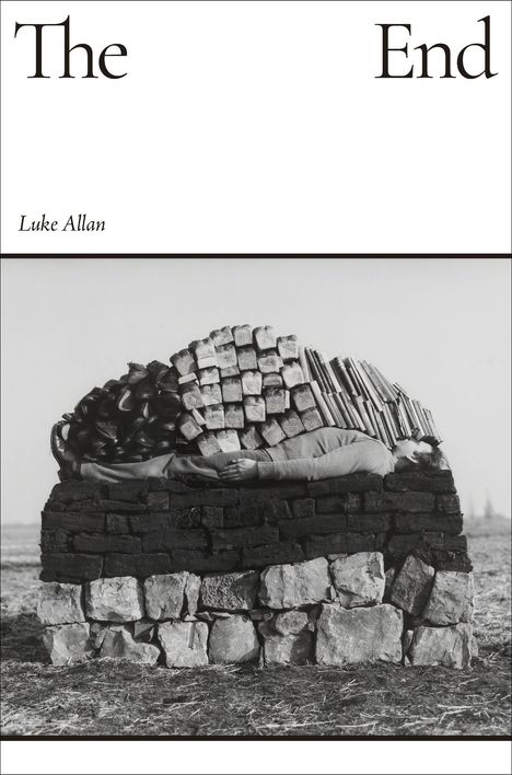 Text: "The End", "Luke Allan".  
Ein Mensch liegt auf einem Steinhaufen, bedeckt mit Brot, Schuhen und Büchern.