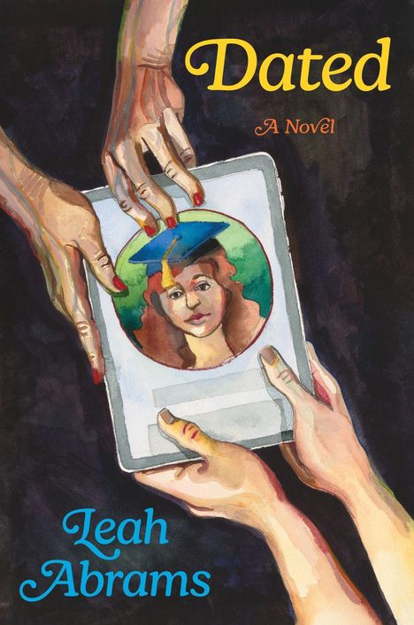 Texte: "Dated A Novel", "Leah Abrams". Illustration von drei Händen, die ein Tablet mit einem Bild einer Frau halten.