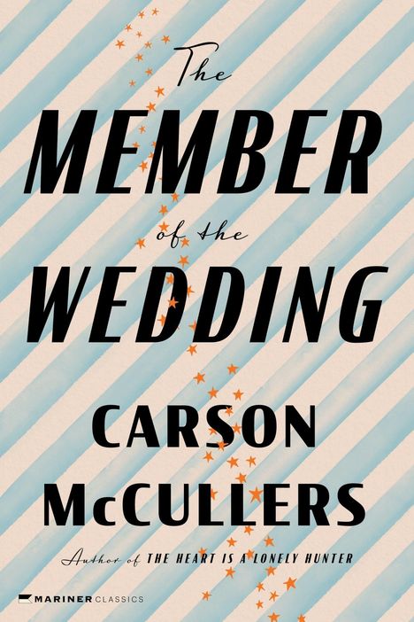 „The Member of the Wedding“ von Carson McCullers. Hintergrund: blau-weiße diagonale Streifen mit kleinen orangefarbenen Sternen.
