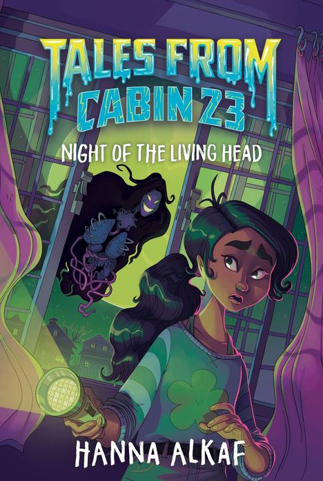 „Tales from Cabin 23: Night of the Living Head, Hanna Alkaf“. Illustration: Ein Mädchen mit Taschenlampe schaut erschrocken.