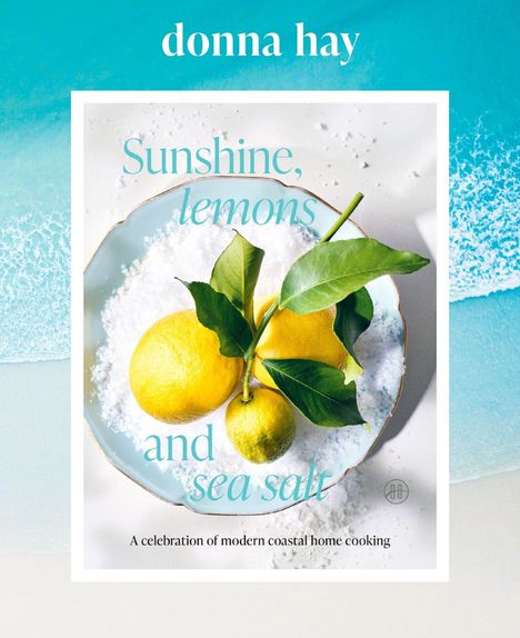 Text: "donna hay. Sunshine, lemons and sea salt. A celebration of modern coastal home cooking."  
Ein Teller mit Zitronen und Seesalz auf blauem Hintergrund.
