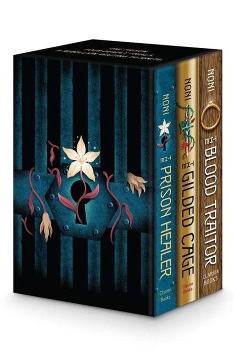 „THE PRISON HEALER“, „THE GILDED CAGE“, „THE BLOOD TRAITOR“. Drei Bücher in einem Schuber, verziert mit einer Blume.