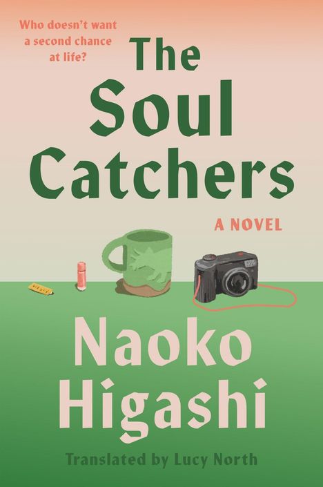 Text: “Who doesn’t want a second chance at life? The Soul Catchers A Novel, Naoko Higashi, Translated by Lucy North.” Illustration mit Tasse, Lippenstift, Kamera.