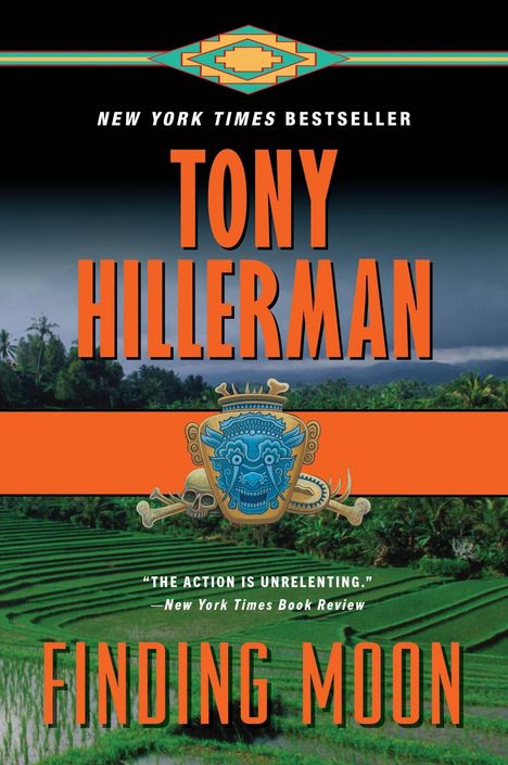 Texte: "New York Times Bestseller", "Tony Hillerman", "The action is unrelenting." - New York Times Book Review, "Finding Moon". Illustration: farbige Maske. Hintergrund: Tropenlandschaft mit Reisterrassen.