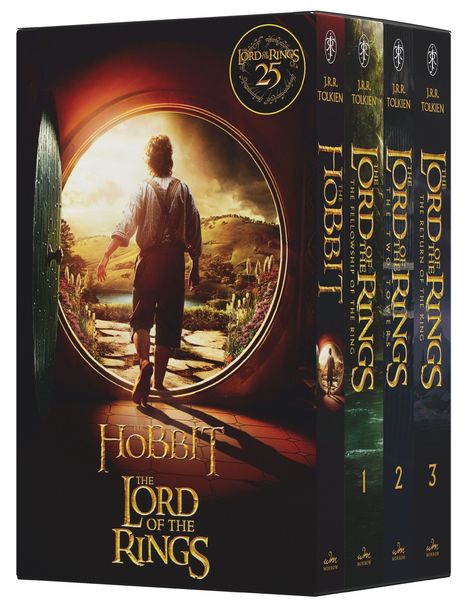 "The Hobbit", "The Lord of the Rings", "J.R.R. Tolkien". Eine Figur steht barfuß vor einer geöffneten runden Tür mit Blick auf eine grüne Landschaft.