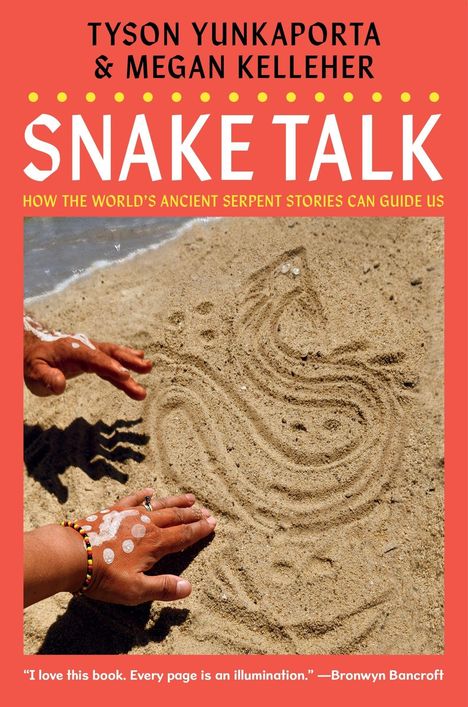 Der Titel lautet "Snake Talk". Hände mit weißen Punkten formen eine Schlangenzeichnung im Sand.