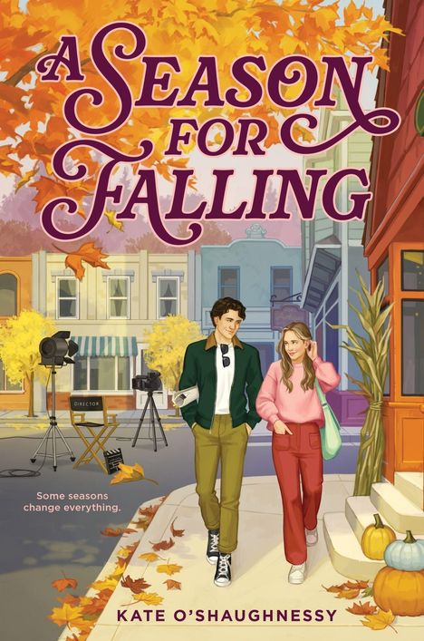 "A Season for Falling" in großen Buchstaben; darunter spazieren zwei Personen im Herbst vor einer Filmkulisse.