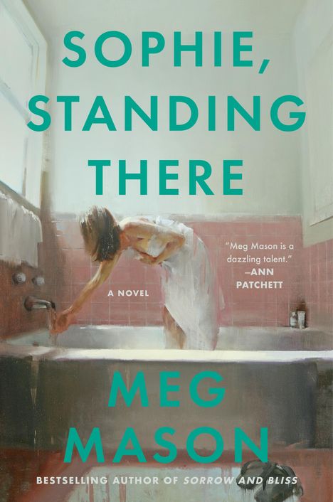 "Sophie, Standing There" von Meg Mason, ein Roman. Eine Frau beugt sich in ein Bad, Wände in zartem Rosa.