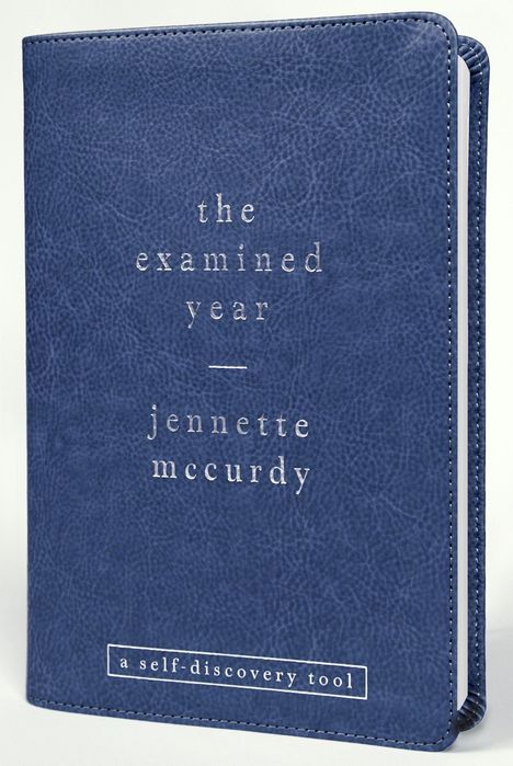 Das Cover ist blau, mit der Aufschrift "the examined year – jennette mccurdy" und "a self-discovery tool" in Silber.