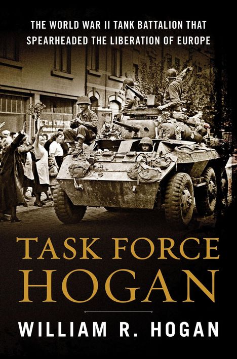 "THE WORLD WAR II TANK BATTALION THAT SPEARHEADED THE LIBERATION OF EUROPE" steht oben. "TASK FORCE HOGAN" darunter. Ein Panzer mit Soldaten, umgeben von jubelnden Menschen im Hintergrund.