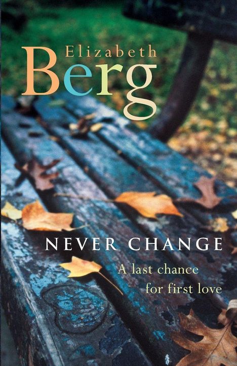 "Elizabeth Berg, Never Change: A last chance for first love". Verwitterte Bank mit Herbstblättern im Park.