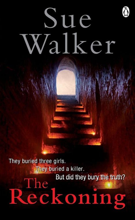 „Sue Walker, They buried three girls. They buried a killer. But did they bury the truth? The Reckoning.“ 

Eine dunkle Treppe.